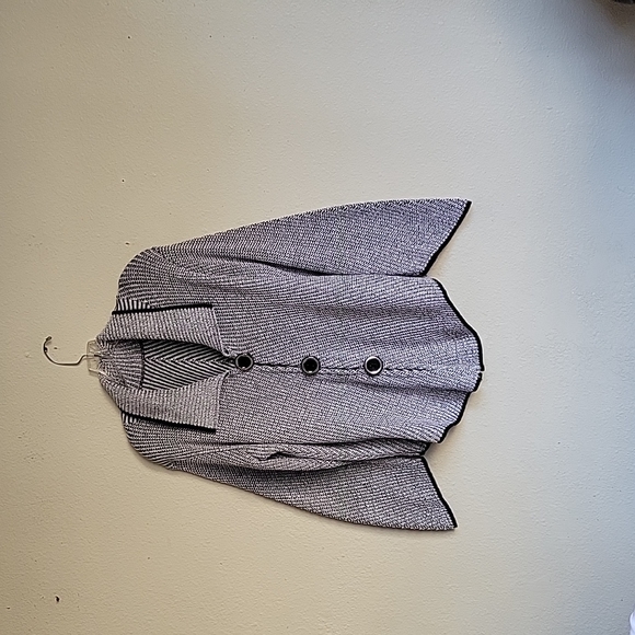 sweater white and black functional buttons missing tag - Picture 3 of 15